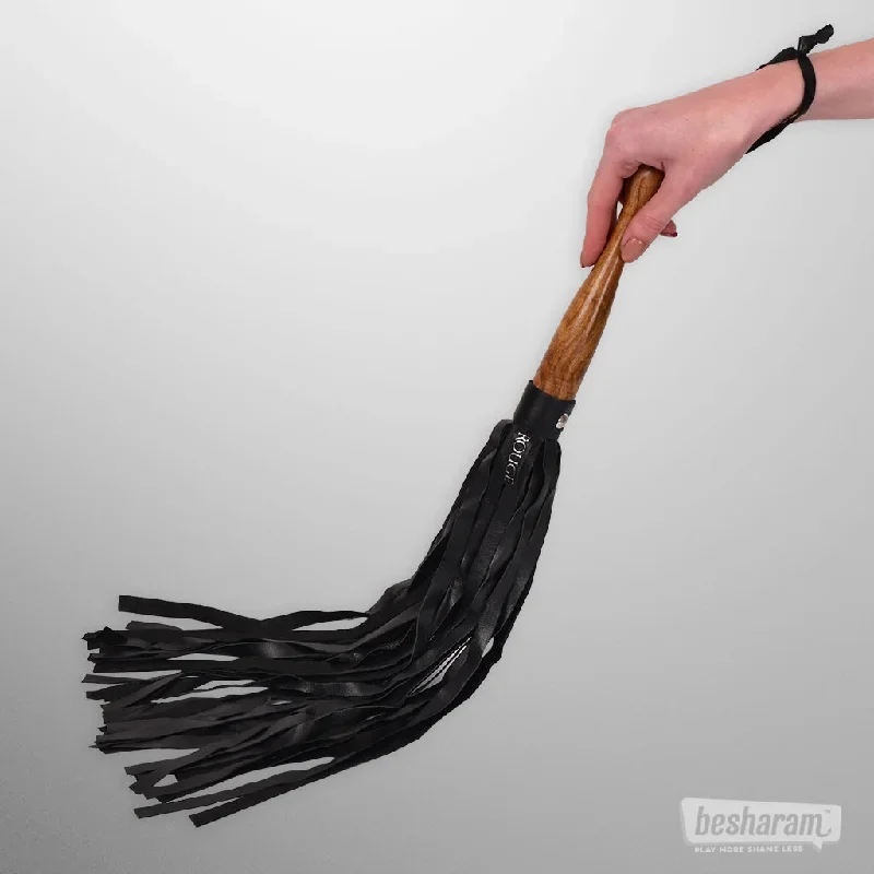 rouge-wooden-handle-flogger